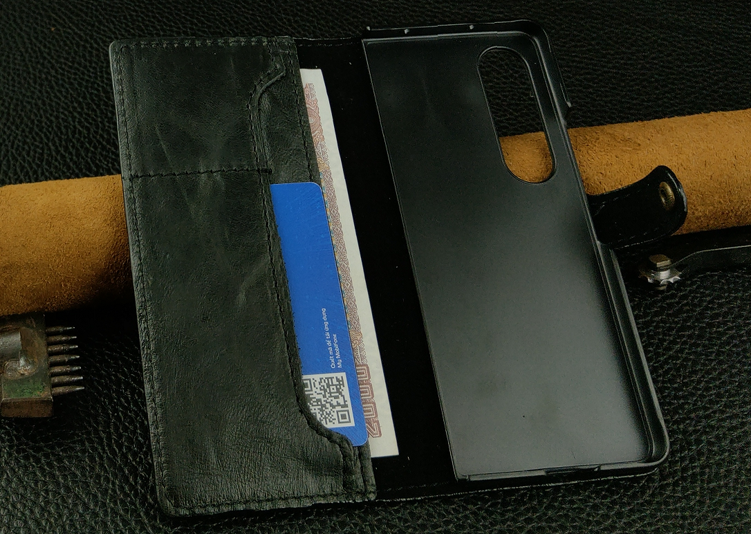 Bao da cho điện thoại Galaxy Z Fold4 có quai cài da bò thật