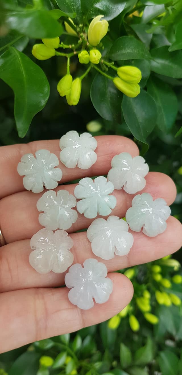 Mặt Bông Hoa cỏ 4 lá màu trắng nữ phối vòng tay,làm mặt nhẫn Chất liệu đá cẩm thạch size hạt 15mm x dầy 6mm Nữ về phối với vòng tay của mình đeo hay làm mặt nhẫn mặt dây chuyền đeo xinh ạ