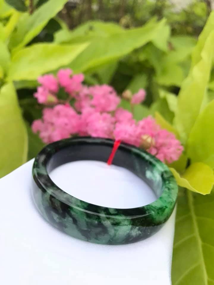 CHIẾC VÒNG CẨM THẠCH SỊN BẢN VUÔNG SƠN THỦY 53MM X BẢN CAO 14MM X DẦY 7MM RẤT SANG ĐẸP MÀU XANH NGỌC TƯƠI LAM XANH ĐEN SƠN THỦY ĐẬM ĐẸP NỮ 52KG - 60KG ĐEO Ạ