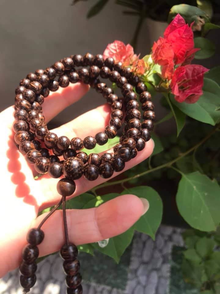 VÒNG ĐEO TAY GỖ TRẦM HƯƠNG QUẤN TAY KIỂU SIZE HẠT 7MM MÙI GỖ TỰ NHIÊN THƠM THƠM NHẸ Ạ MÀU NÂU GỖ VÂN VÂN TỰ NHIÊN ĐEO TAY SANG Ạ