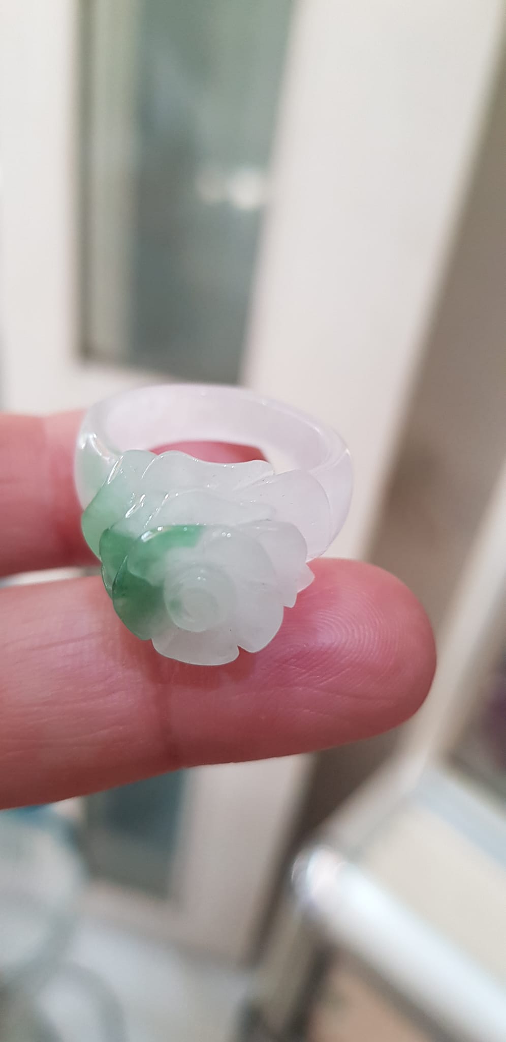 Nhẫn Nữ mới chạm Bông Hồng Nổi màu Trắng Xanh nhẹ rất đẹp đá cẩm thạch tự nhiên Ni 18mm đeo tay xinh lắm ạ