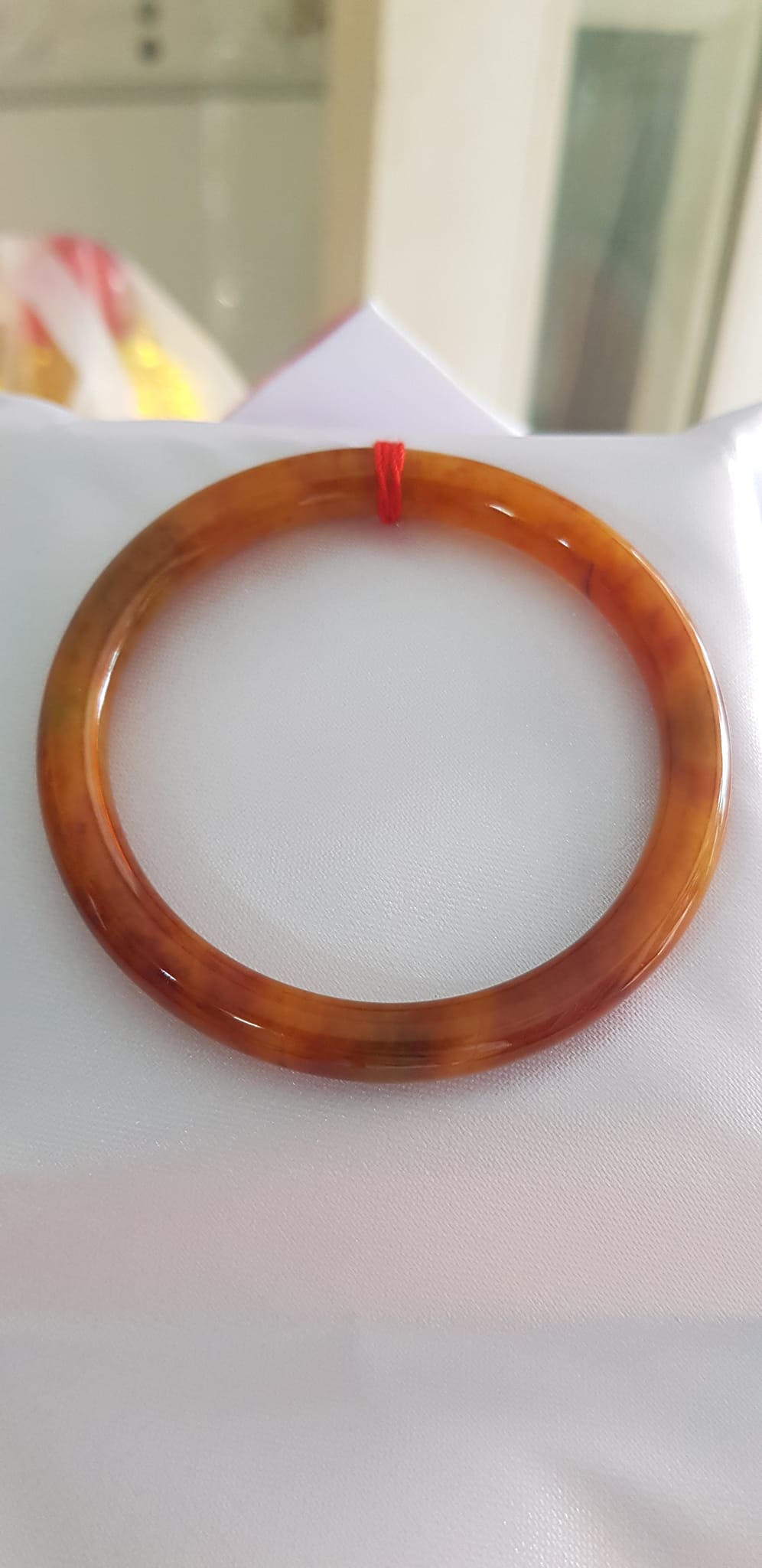 Vòng tay nữ đá Cẩm thạch Vàng đậm Vân vân bóng đẹp lạ Ni 50mm x cọng 6mm Nữ Thổ mệnh Kim 49kg - 53kg đeo Món quà tặng ý nghĩa dành cho các chị em đeo vòng tay Ni 50mm ạ