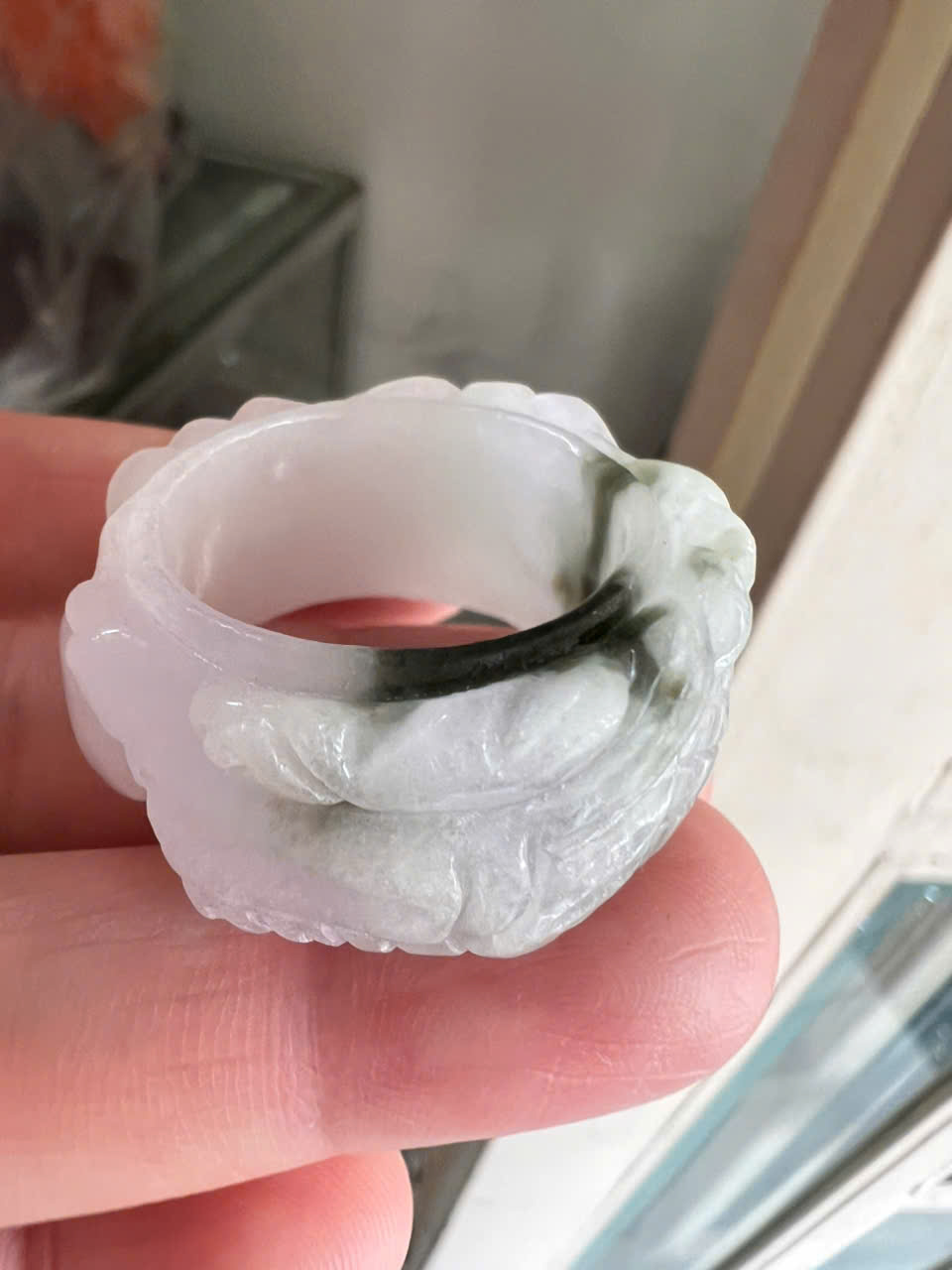 Nhẫn Rồng Nam Ni 21mm Cao 13mm Dầy 6mm Đá Cẩm Thạch màu màu trắng sáng bóng điểm xíu xanh đẹp ạ