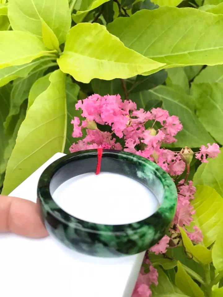 CHIẾC VÒNG CẨM THẠCH SỊN BẢN VUÔNG SƠN THỦY 53MM X BẢN CAO 14MM X DẦY 7MM RẤT SANG ĐẸP MÀU XANH NGỌC TƯƠI LAM XANH ĐEN SƠN THỦY ĐẬM ĐẸP NỮ 52KG - 60KG ĐEO Ạ