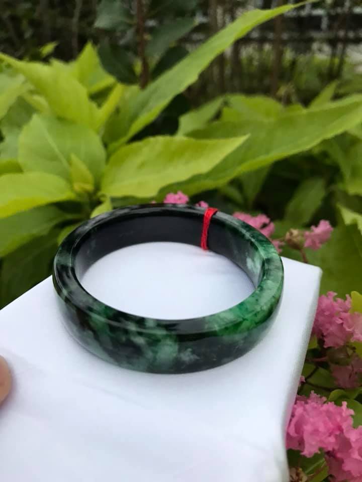 CHIẾC VÒNG CẨM THẠCH SỊN BẢN VUÔNG SƠN THỦY 53MM X BẢN CAO 14MM X DẦY 7MM RẤT SANG ĐẸP MÀU XANH NGỌC TƯƠI LAM XANH ĐEN SƠN THỦY ĐẬM ĐẸP NỮ 52KG - 60KG ĐEO Ạ