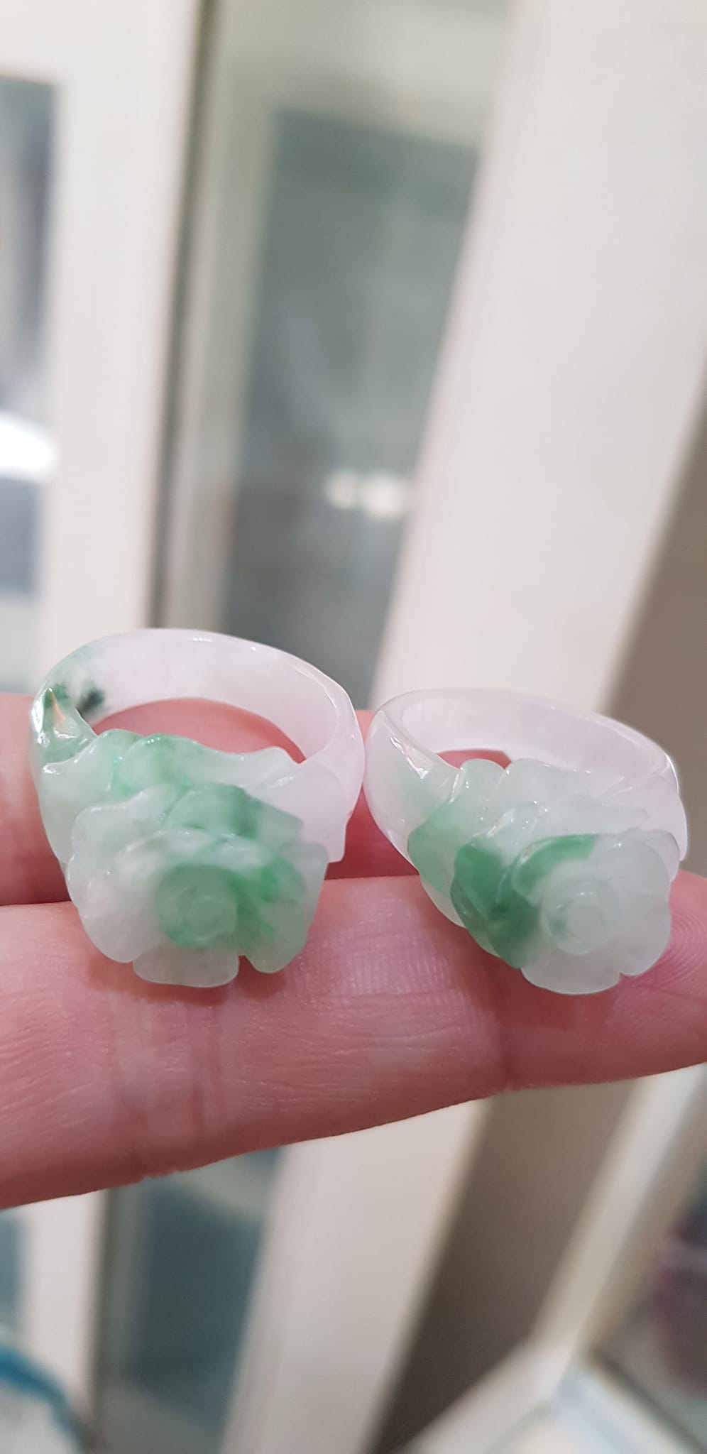 Nhẫn Nữ mới chạm Bông Hồng Nổi màu Trắng Xanh nhẹ rất đẹp đá cẩm thạch tự nhiên Ni 18mm đeo tay xinh lắm ạ