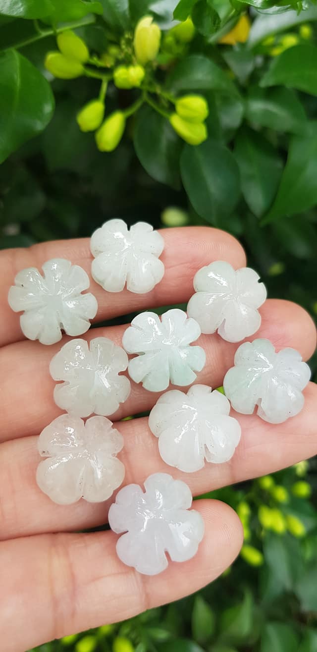 Mặt Bông Hoa cỏ 4 lá màu trắng nữ phối vòng tay,làm mặt nhẫn Chất liệu đá cẩm thạch size hạt 15mm x dầy 6mm Nữ về phối với vòng tay của mình đeo hay làm mặt nhẫn mặt dây chuyền đeo xinh ạ