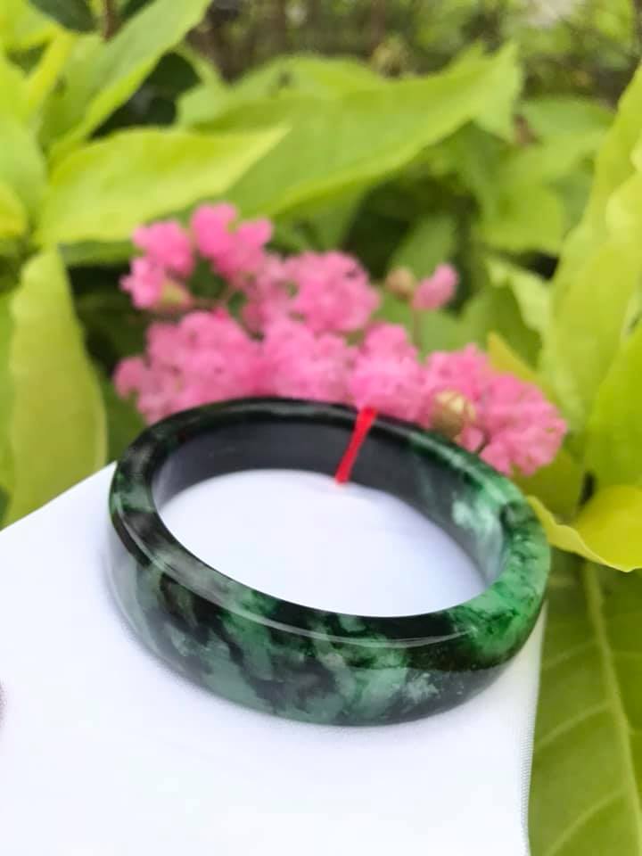 CHIẾC VÒNG CẨM THẠCH SỊN BẢN VUÔNG SƠN THỦY 53MM X BẢN CAO 14MM X DẦY 7MM RẤT SANG ĐẸP MÀU XANH NGỌC TƯƠI LAM XANH ĐEN SƠN THỦY ĐẬM ĐẸP NỮ 52KG - 60KG ĐEO Ạ