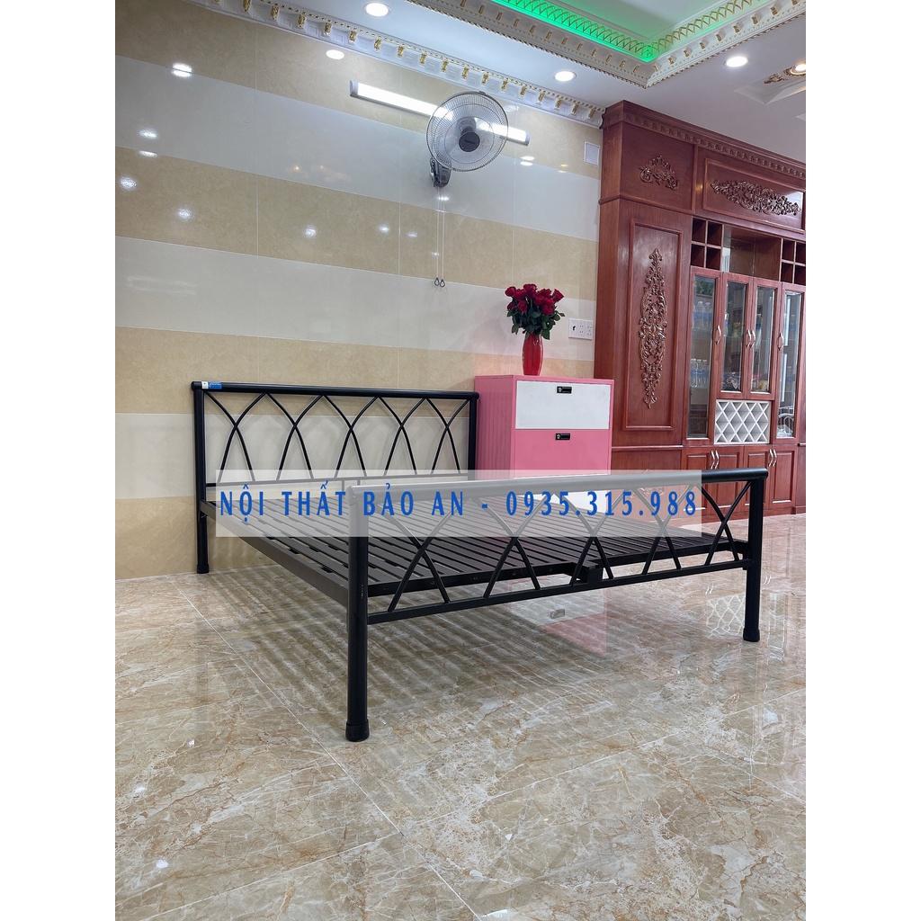 Giường sắt mỹ nghệ giá rẻ nhiều size từ 1m đến 1m8