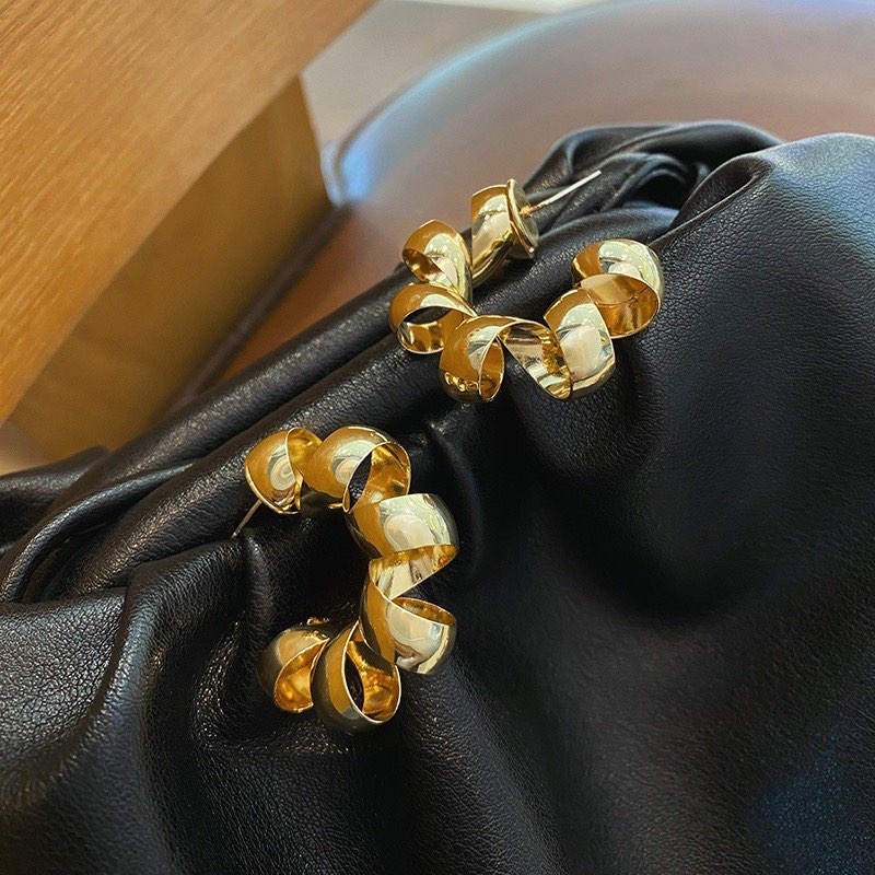 Earring, Khuyên nữ dáng tròn lò xo màu vàng