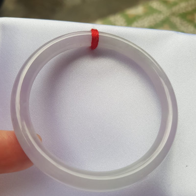 Vòng cẩm thạch Trắng Tím A 48mm x cọng mỏng nhỏ 6mm Màu trắng tím nhẹ 2 bên Nữ mệnh kim thủy tay nhỏ 35kg - 48kg đeo ạ