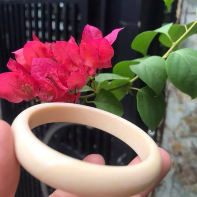 VÒNG TAY NỮ ĐEO MÀU TRẮNG GIẢ NGÀ HAY GỌI LÀ XƯƠNG MỸ NGHỆ SIZE 52MM x Bản Cao 12mm x Dầy 6,5mm NỮ NẶNG 50KG TRỞ XUỐNG ĐEO Ạ