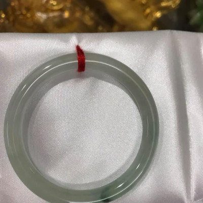 Vòng cẩm thạch tự nhiên TR LÝ A 47mm x 6,9 Màu Trắng Bóng điểm vân xanh lý thiệt là đẹp Nữ tay nhỏ 40kg - 47kg ạ