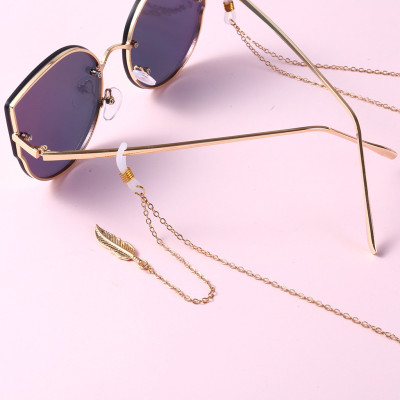 Dây đeo mắt kính charm lông vũ thu hút ánh nhìn nổi bật trend phụ kiện kim loại giới trẻ năng động