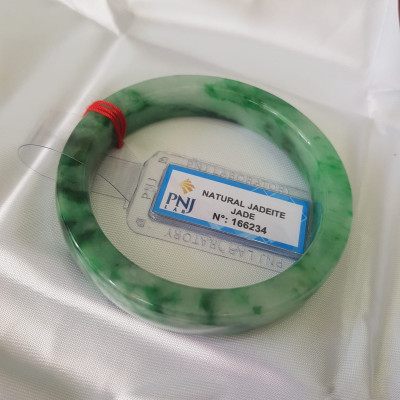 Vòng Tay Đá Ngọc Cẩm Thạch tự nhiên Bản Vuông 50mm Vòng đã kiểm định có giấy chứng nhận P No 166234 Natural Jadeite Nữ cân nặng 50kg - 55kg đeo Sang Tay Đẹp lắm luôn ạ