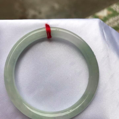 Vòng cẩm thạch tự nhiên Tr A 47mm x 6,8mm Vòng màu Trắng Bóng Xanh Da trời nhẹ đều cả vòng thiệt là đẹp ạ Nữ tay nhỏ 40kg - 47kg ạ