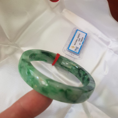 Vòng Tay Đá Ngọc Cẩm Thạch tự nhiên Bản Vuông 50mm Vòng đã kiểm định có giấy chứng nhận P No 166234 Natural Jadeite Nữ cân nặng 50kg - 55kg đeo Sang Tay Đẹp lắm luôn ạ