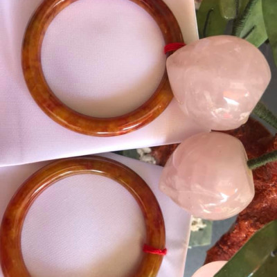 CHIẾC VÒNG TAY ĐÁ CẨM THẠCH TỨ QUÝ SIZE 49MM MỚI MÀU CAM BÔNG VÀNG ĐỎ CHANH ĐẬM BÓNG ĐẸP XINH LẠ LẮM NỮ MỆNH THỔ HOẢ KIM 45kg đến 52kg Đeo ạ