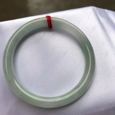 Vòng cẩm thạch tự nhiên Tr A 47mm x 6,8mm Vòng màu Trắng Bóng Xanh Da trời nhẹ đều cả vòng thiệt là đẹp ạ Nữ tay nhỏ 40kg - 47kg ạ