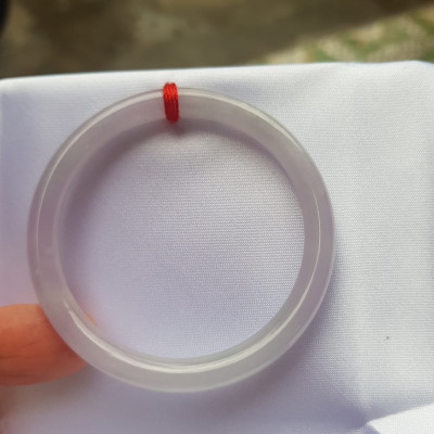 Vòng cẩm thạch Trắng Tím A 48mm x cọng mỏng nhỏ 6mm Màu trắng tím nhẹ 2 bên Nữ mệnh kim thủy tay nhỏ 35kg - 48kg đeo ạ