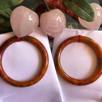 CHIẾC VÒNG TAY ĐÁ CẨM THẠCH TỨ QUÝ SIZE 49MM MỚI MÀU CAM BÔNG VÀNG ĐỎ CHANH ĐẬM BÓNG ĐẸP XINH LẠ LẮM NỮ MỆNH THỔ HOẢ KIM 45kg đến 52kg Đeo ạ
