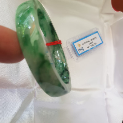 Vòng Tay Đá Ngọc Cẩm Thạch tự nhiên Bản Vuông 50mm Vòng đã kiểm định có giấy chứng nhận P No 166234 Natural Jadeite Nữ cân nặng 50kg - 55kg đeo Sang Tay Đẹp lắm luôn ạ
