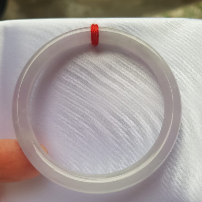 Vòng cẩm thạch Trắng Tím A 48mm x cọng mỏng nhỏ 6mm Màu trắng tím nhẹ 2 bên Nữ mệnh kim thủy tay nhỏ 35kg - 48kg đeo ạ