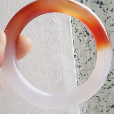 Vòng tay đá mã não Đỏ đậm Trắng Ni 56mm x cọng to 10mm Màu đỏ đậm trắng bóng 1 bên đẹp ạ Nữ 55kg - 63kg đeo xinh tay đẹp ạ