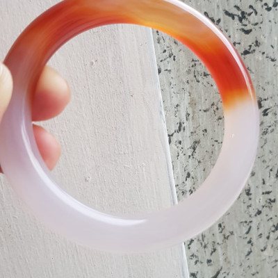 Vòng tay đá mã não Đỏ đậm Trắng Ni 56mm x cọng to 10mm Màu đỏ đậm trắng bóng 1 bên đẹp ạ Nữ 55kg - 63kg đeo xinh tay đẹp ạ