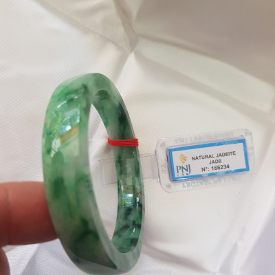 Vòng Tay Đá Ngọc Cẩm Thạch tự nhiên Bản Vuông 50mm Vòng đã kiểm định có giấy chứng nhận P No 166234 Natural Jadeite Nữ cân nặng 50kg - 55kg đeo Sang Tay Đẹp lắm luôn ạ