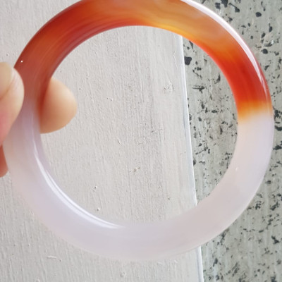 Vòng tay đá mã não Đỏ đậm Trắng Ni 56mm x cọng to 10mm Màu đỏ đậm trắng bóng 1 bên đẹp ạ Nữ 55kg - 63kg đeo xinh tay đẹp ạ