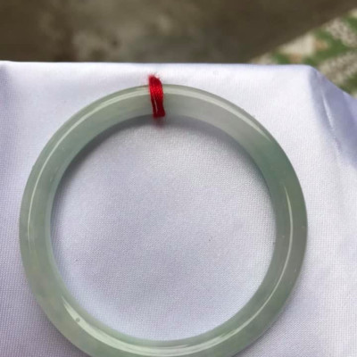 Vòng cẩm thạch tự nhiên Tr A 47mm x 6,8mm Vòng màu Trắng Bóng Xanh Da trời nhẹ đều cả vòng thiệt là đẹp ạ Nữ tay nhỏ 40kg - 47kg ạ