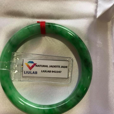 VÒNG ĐÁ CẨM THẠCH TỰ NHIÊN LÝ SỊN A SAO VIP 48MM x DẦY 7,2MM VÒNG KÈM GIẤY KIỂM ĐỊNH LIULAB No 942247 MÀU XANH LÝ SỊN BÓNG ĐẸP NỮ 40KG-49KG ĐEO Ạ