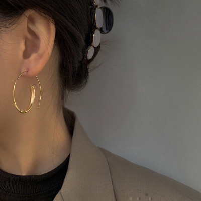 Earring, Khuyên tai nữ dáng tròn thời trang