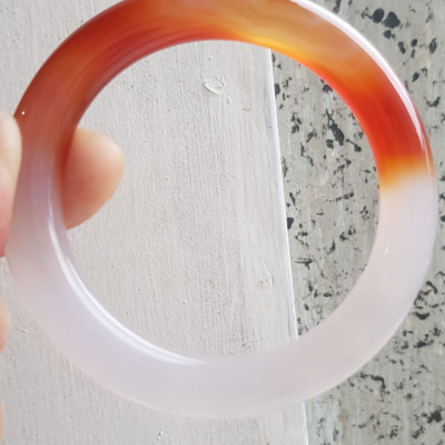 Vòng tay đá mã não Đỏ đậm Trắng Ni 56mm x cọng to 10mm Màu đỏ đậm trắng bóng 1 bên đẹp ạ Nữ 55kg - 63kg đeo xinh tay đẹp ạ