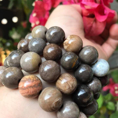 Vòng Gỗ Hóa Thạch Màu Vân Tự Nhiên Bóng Đẹp Nam Đeo size 13mm Màu Trắng Nâu Sáng Bóng Vàng Nhẹ Nam đeo vào tay đẹp sang tốt rẻ nữa ạ
