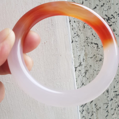 Vòng tay đá mã não Đỏ đậm Trắng Ni 56mm x cọng to 10mm Màu đỏ đậm trắng bóng 1 bên đẹp ạ Nữ 55kg - 63kg đeo xinh tay đẹp ạ