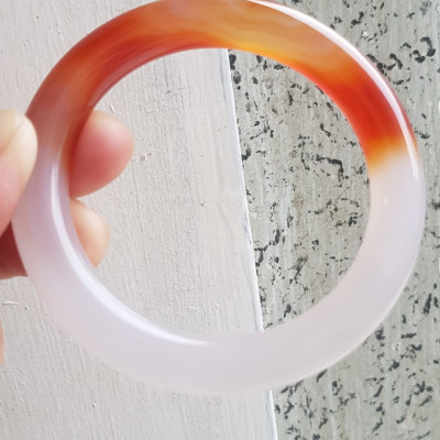 Vòng tay đá mã não Đỏ đậm Trắng Ni 56mm x cọng to 10mm Màu đỏ đậm trắng bóng 1 bên đẹp ạ Nữ 55kg - 63kg đeo xinh tay đẹp ạ