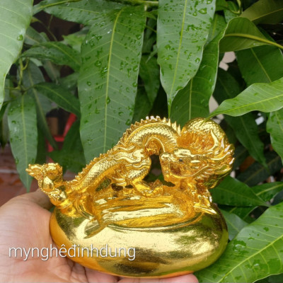 Gạt tàn rồng phong thủy bằng gỗ bách xanh thơm nức và được sơn pu dát vàng cao cấp kt 15×10×9cm