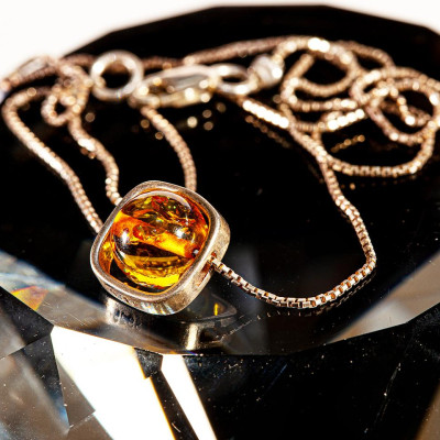 Dây Chuyền Đá Phong Thủy Hổ phách (Amber) Thiên Nhiên Mix Charm Bạc 925 DC002