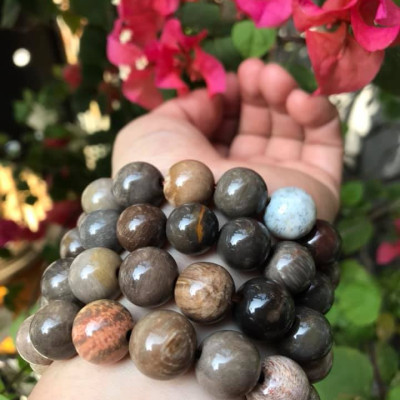Vòng Gỗ Hóa Thạch Màu Vân Tự Nhiên Bóng Đẹp Nam Đeo size 13mm Màu Trắng Nâu Sáng Bóng Vàng Nhẹ Nam đeo vào tay đẹp sang tốt rẻ nữa ạ