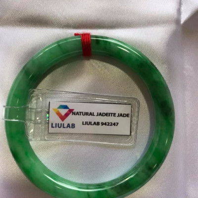 VÒNG ĐÁ CẨM THẠCH TỰ NHIÊN LÝ SỊN A SAO VIP 48MM x DẦY 7,2MM VÒNG KÈM GIẤY KIỂM ĐỊNH LIULAB No 942247 MÀU XANH LÝ SỊN BÓNG ĐẸP NỮ 40KG-49KG ĐEO Ạ