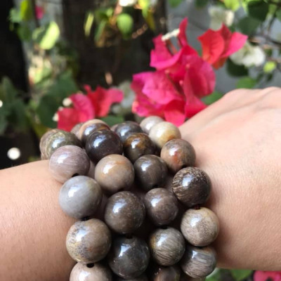 Vòng Gỗ Hóa Thạch Màu Vân Tự Nhiên Bóng Đẹp Nam Đeo size 13mm Màu Trắng Nâu Sáng Bóng Vàng Nhẹ Nam đeo vào tay đẹp sang tốt rẻ nữa ạ
