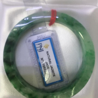 Vòng Tay Đá Ngọc Cẩm Thạch tự nhiên Bản Vuông 50mm Vòng đã kiểm định có giấy chứng nhận P No 166234 Natural Jadeite Nữ cân nặng 50kg - 55kg đeo Sang Tay Đẹp lắm luôn ạ