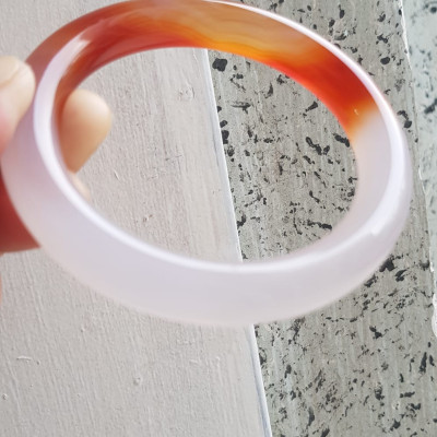 Vòng tay đá mã não Đỏ đậm Trắng Ni 56mm x cọng to 10mm Màu đỏ đậm trắng bóng 1 bên đẹp ạ Nữ 55kg - 63kg đeo xinh tay đẹp ạ