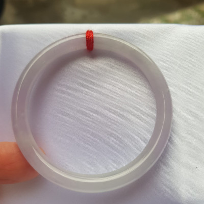 Vòng cẩm thạch Trắng Tím A 48mm x cọng mỏng nhỏ 6mm Màu trắng tím nhẹ 2 bên Nữ mệnh kim thủy tay nhỏ 35kg - 48kg đeo ạ