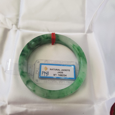 Vòng Tay Đá Ngọc Cẩm Thạch tự nhiên Bản Vuông 50mm Vòng đã kiểm định có giấy chứng nhận P No 166234 Natural Jadeite Nữ cân nặng 50kg - 55kg đeo Sang Tay Đẹp lắm luôn ạ