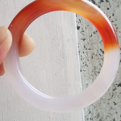 Vòng tay đá mã não Đỏ đậm Trắng Ni 56mm x cọng to 10mm Màu đỏ đậm trắng bóng 1 bên đẹp ạ Nữ 55kg - 63kg đeo xinh tay đẹp ạ