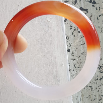 Vòng tay đá mã não Đỏ đậm Trắng Ni 56mm x cọng to 10mm Màu đỏ đậm trắng bóng 1 bên đẹp ạ Nữ 55kg - 63kg đeo xinh tay đẹp ạ