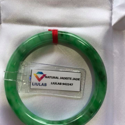 VÒNG ĐÁ CẨM THẠCH TỰ NHIÊN LÝ SỊN A SAO VIP 48MM x DẦY 7,2MM VÒNG KÈM GIẤY KIỂM ĐỊNH LIULAB No 942247 MÀU XANH LÝ SỊN BÓNG ĐẸP NỮ 40KG-49KG ĐEO Ạ